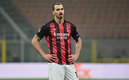 Zlatan Ibrahimovic poco pudo hacer en la Europa League (AFP)