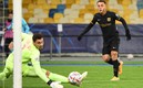 Dest vence al arqueo del Kiev con un potente disparo. FOTO: AFP.