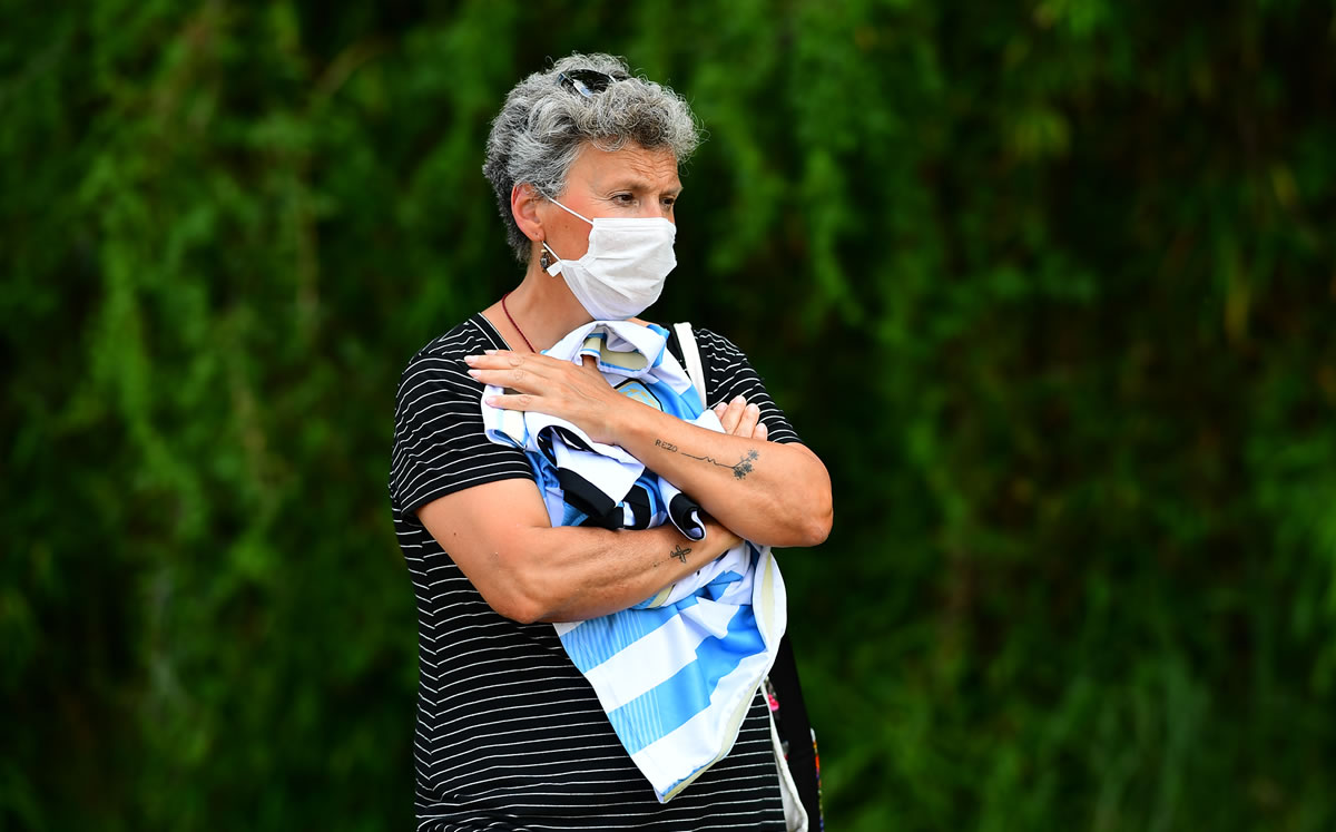 Aficionados lamentan el fallecimiento de Maradona. (AFP)