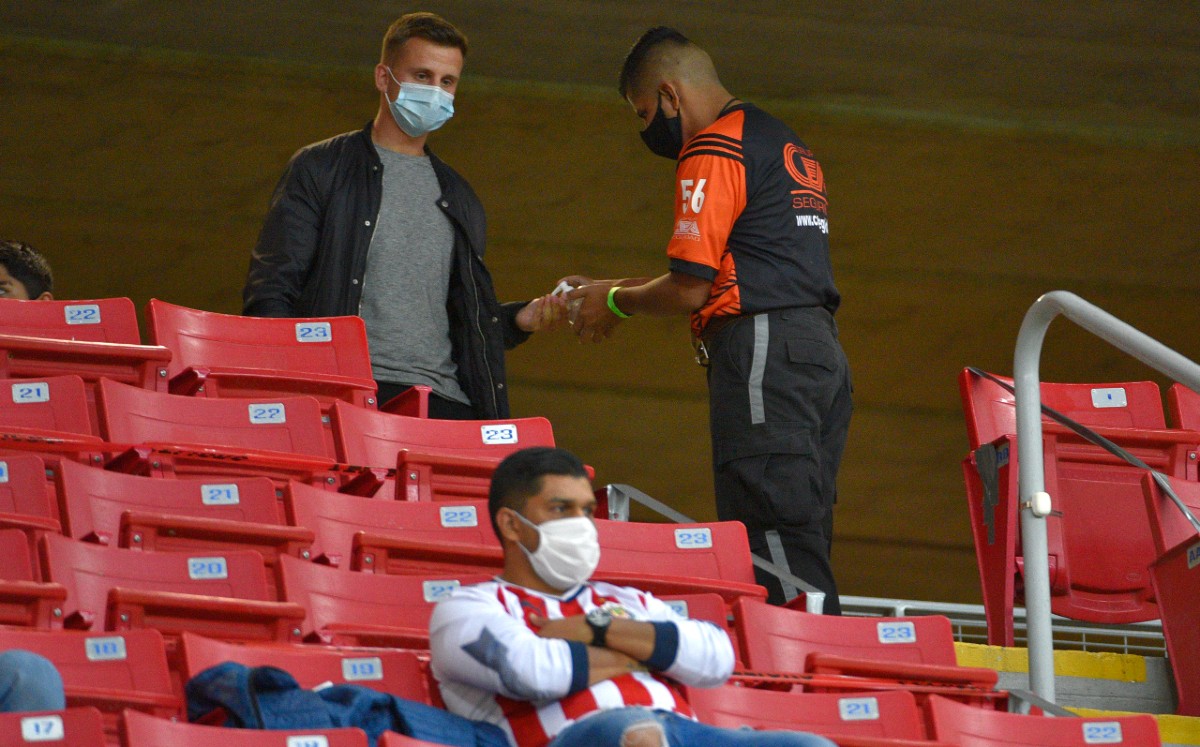 Chivas buscó de varias formas exigir el cumplimiento del protocolo  Foto: AFP