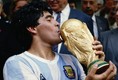 Diego besando la Copa es una de las imágenes más memorables de la historia del futbol. (Imagen: Web)