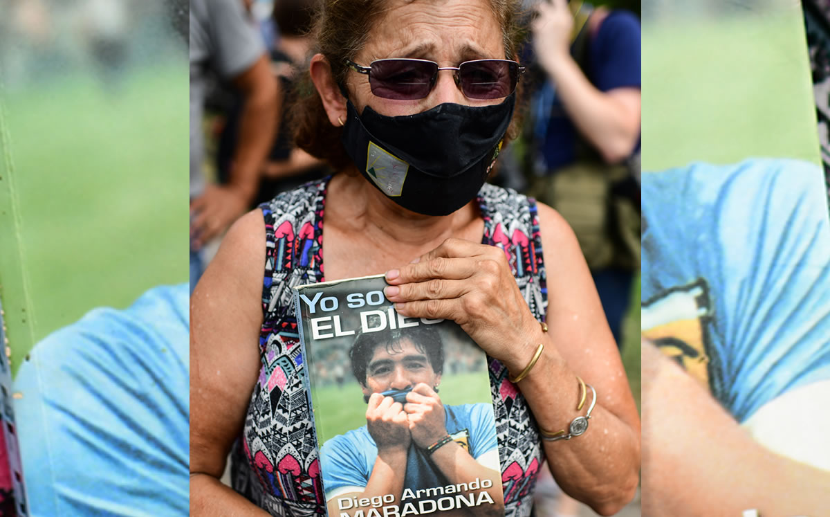 Las lágrimas entre aficionados tras la noticia.  (AFP)