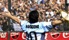 A Maradona le compusieron la canción llamada 'La Mano de Dios', cantada por Rodrigo. (AFP)