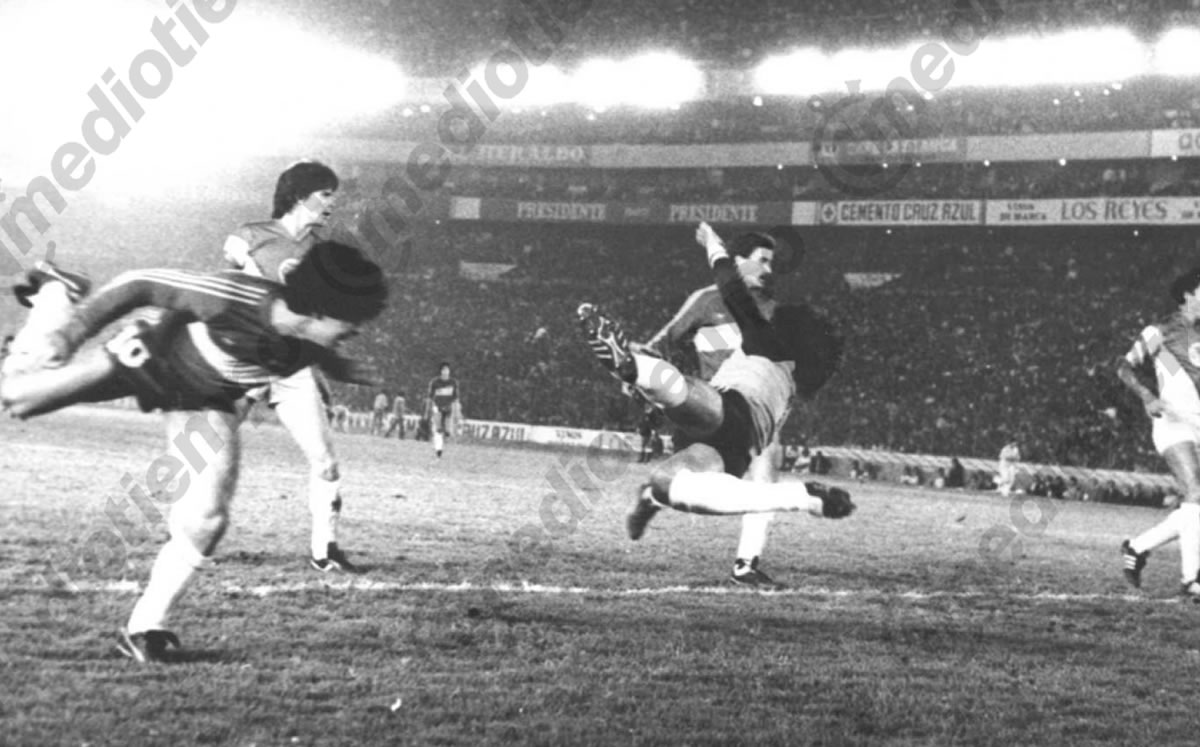 En el 82, Maradona jugó un amistoso ante el América en el Estadio Azteca. (FOTOTECA MILENIO)
