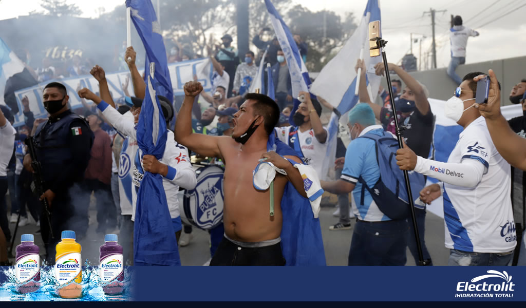 Aunque fue a puerta cerrada, varios fanáticos de la Franja se dieron cita para recibir al equipo.