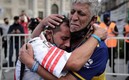 Este es el momento en el que dos aficionados veteranos de Boca y River, los equipos más antagónicos de Argentina, se funden en un abrazo por la muerte
