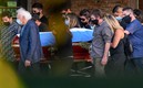 Amigos y familiares le dieron el último adiós al Pelusa antes de ser enterrados sus restos en el panteón. Foto: AFP