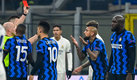 Arturo Vidal primero reclamó y después hizo contacto con el árbitro en su enojo. (AFP)
