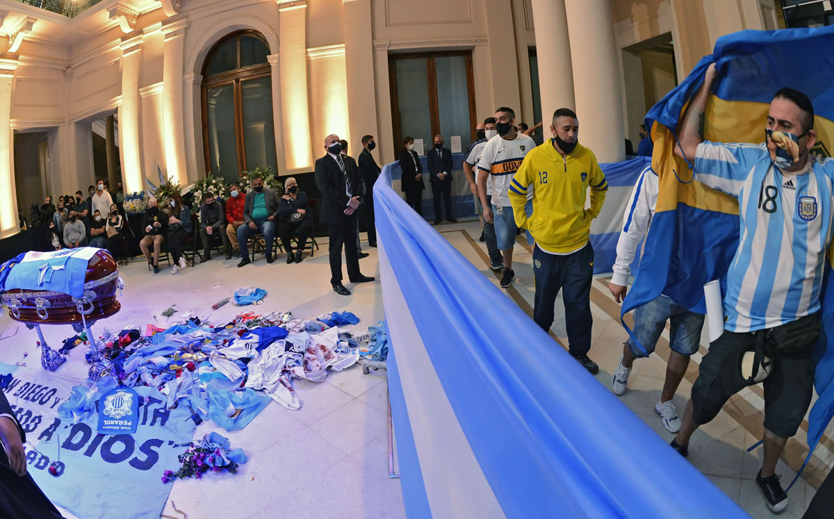El féretro de Maradona en la Casa Rosada. (AFP)