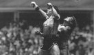La Mano de Dios, una de las jugadas más famosas en la historia del futbol. (AP)