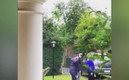 Maradona hizo feliz a un niño en su última imagen en vida. (FOTO: captura)