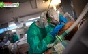 Los médicos siguen combatiendo a la pandemia. FOTO: AFP.