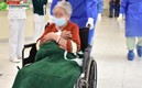 La paciente de 97 años al momento de salir del hospital. FOTO: @Tu_IMSS