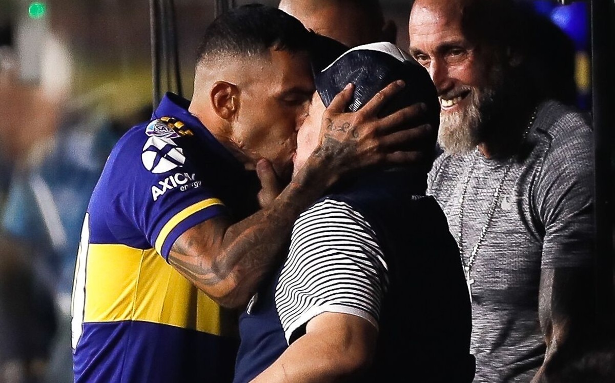 Apenas en marzo de este año, Tévez recibió a Diego en la Bombonera con un beso en la boca. Foto: EFE