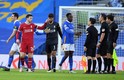 Los Reds reclamaron al silbante al final del partido. FOTO: AFP.
