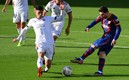 Lionel Messi 'imitó' a Diego Maradona y metió la mano en el gol del Barcelona. Foto ilustrativa: AFP