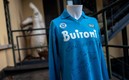 Napoli estrenará una playera similar a la de la imagen en honor a Maradona. Foto: AFP
