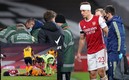 El brasileño pudo seguir en el partido tras el fuerte impacto. FOTOS: AFP.