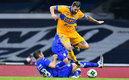 La falta sobre Gignac fue fuera del área. (Foto: Imago7)