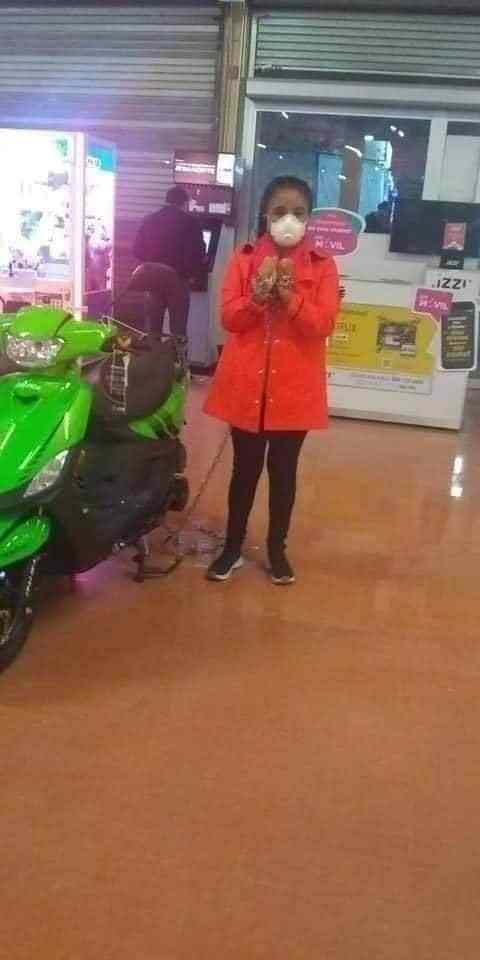 Mujer exige oferta de 14 pesos