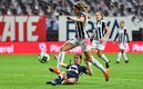 Rayadas encontró tres goles en 45 minutos. En la imagen Daniela Solís deja atrás a Deneva Cagigas. Foto: Imago7