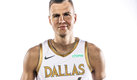 Kristaps Porzingis muestra los nuevos diseños para la Temporada 2020-2021 de los Mavs. (@DallasMavs)