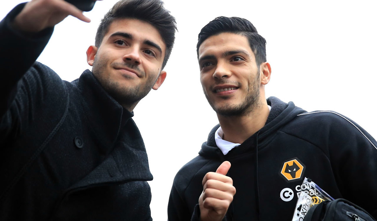 Raúl Jiménez es el futbolista consentido de la afición del Wolverhampton. (TW @Wolves)