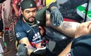 El americanista lució la playera de su equipo mientras era tatuado. FOTOS: @Mre214