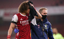 El defensa brasileño hasta manejo de regreso a casa tras el juego ante Wolves. (FOTO: AFP)