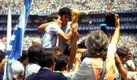 Una imagen inolvidable: Maradona con la Copa del Mundo ganada en México 86. (Mexsport)