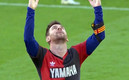 Messi festejó su gol con la playera de Maradona en Newell's Old Boys. (Foto: AP)