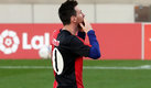 Messi mandando un beso al cielo en su homenaje a Maradona. (AFP)