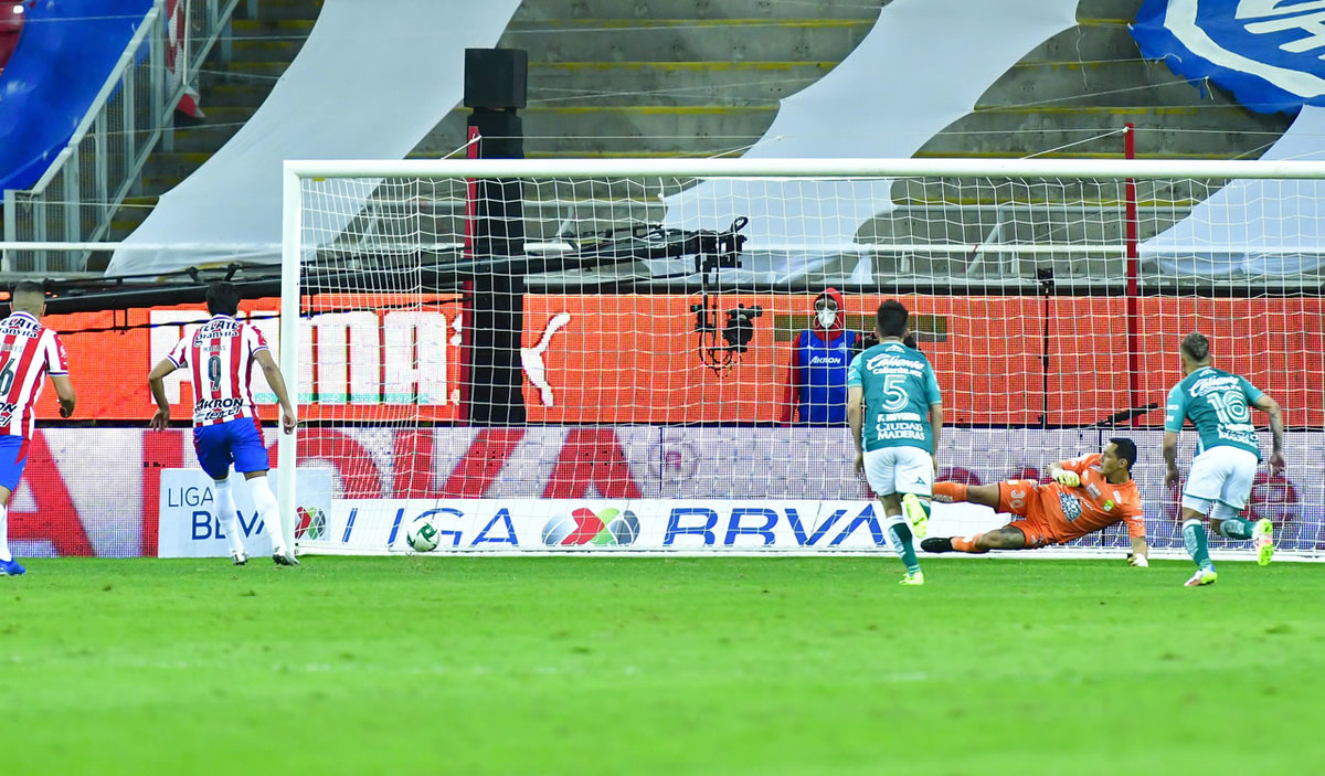 El penal que José Juan Macías le metió a Rodolfo Cota en la Semifinal de Ida en el Akron. (Imago7)