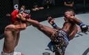 Bokang Masunyane durante una de sus peleas de MMA.