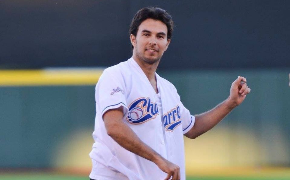 Checo Pérez es aficionado a los Charros de Jalisco, el equipo de su tierra. (From: @CharrosBeisbol)