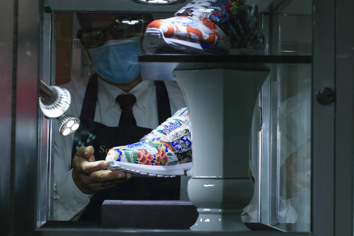 Los zapatos, listos para subastarse (AFP)