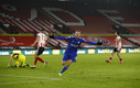 Vardy salvó al Leicester que asaltó la cima de la premier (AFP)