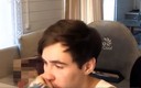 El youtuber nunca cortó la transmisión en vivo y siguió junto al cadáver de su novia. Foto: Captura de Pantalla