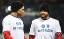 Los jugadores portaron en el calentamiento la playera contra el racismo. FOTO: AFP.