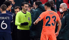 El partido del PSG e Istanbul se suspendió por un supuesto insulto racista del cuarto árbitro. (AFP)