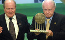 Florentino Pérez y Di Stéfano recogieron el trofeo de FIFA. (FOTO: AFP)