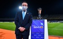 Mikel Arriola posa junto al trofeo de campeón de la Liga MX. Foto: Imago7