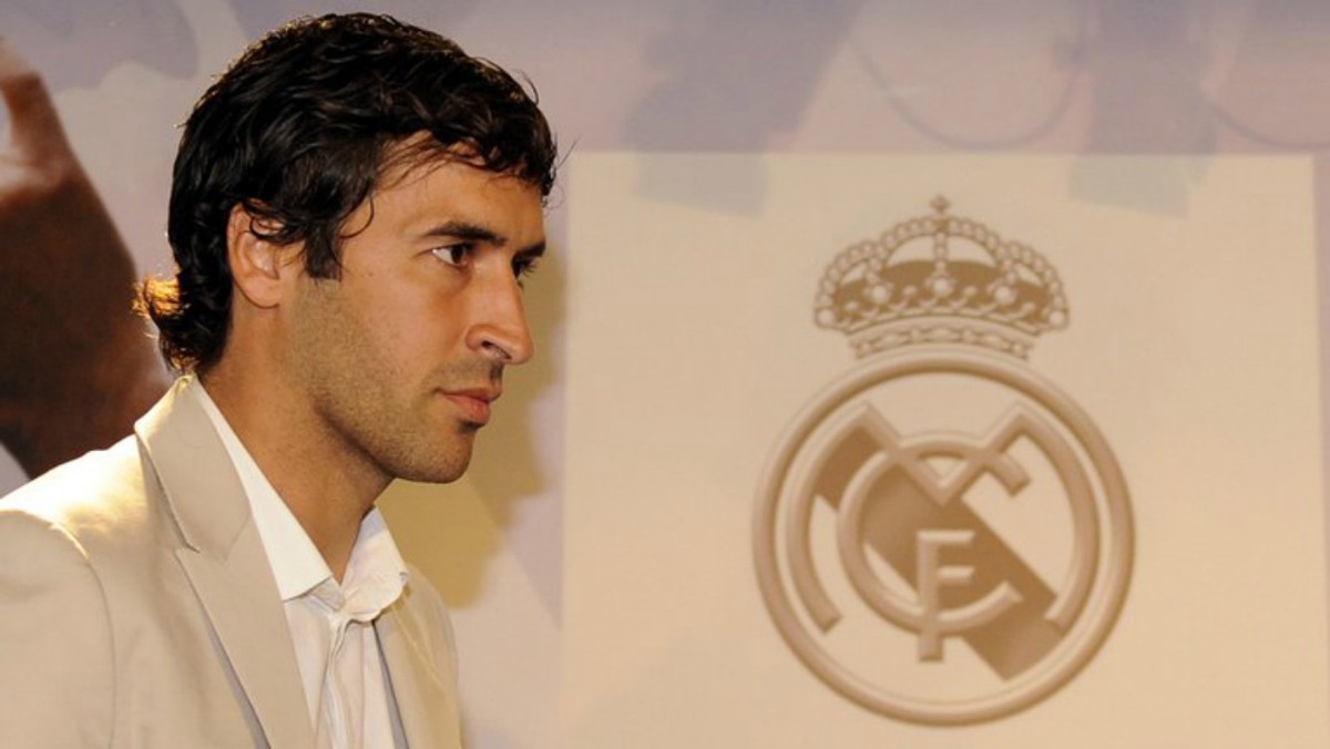 Raúl González | Delantero | Es el segundo máximo goleador del equipo con 323 anotaciones. (Foto: AFP)