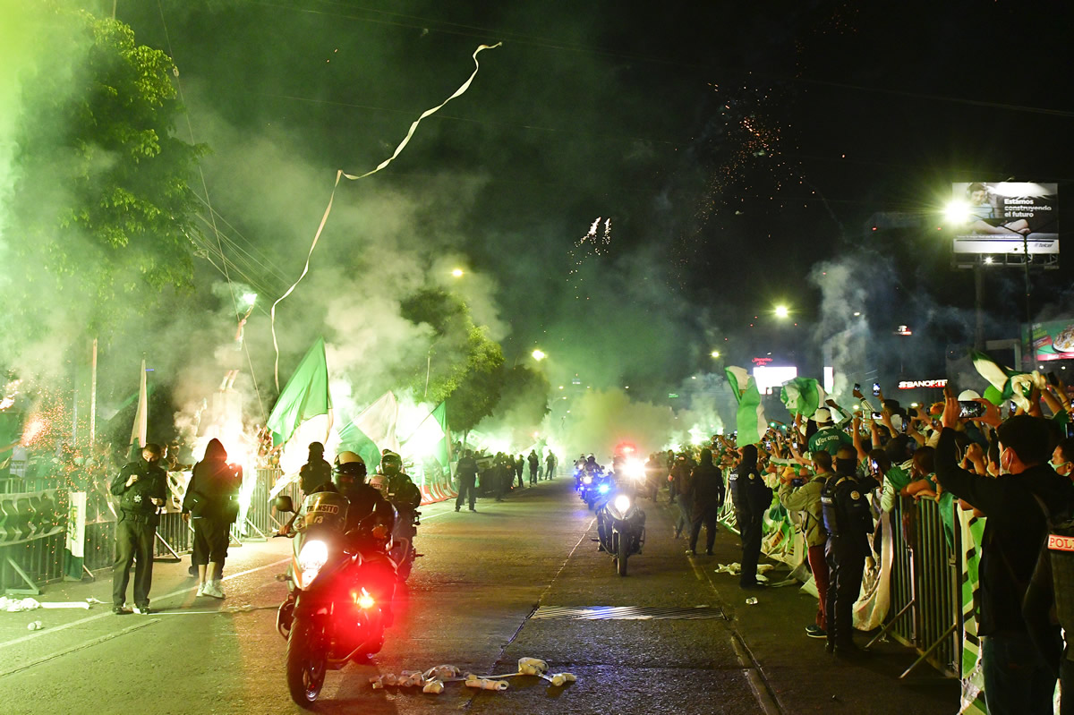 La afición del León se citó en el Nou Camp para alentar a su equipo. (Foto: Imago7)