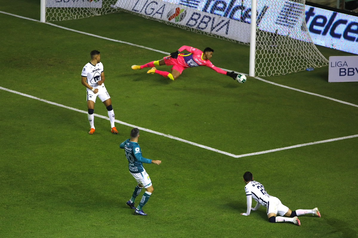 De nuevo Talavera empleándose a fondo. (Foto: Imago7)