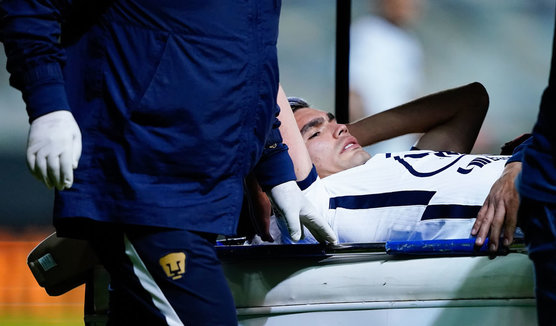 Johan Vásquez salió de la cancha en el carrito y fue sustituido en Pumas. (Imago7)