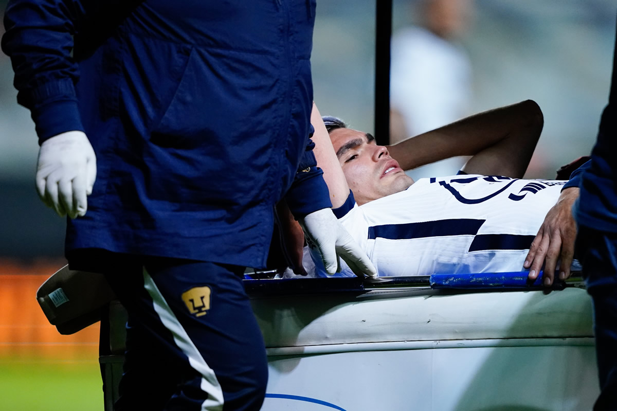 Johan Vásquez salió lesionado por un choque de cabezas. (Foto: Imago7)