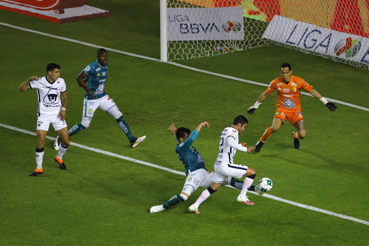 Nacho le quitó una gran oportunidad a Vigón. (Foto: Imago7)