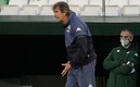 Pellegrini solo le dio minutos a Andrés Guardado en el empate del Real Betis. Foto: AFP