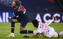 Thiago Mendes lesionó a Neymar con esta entrada. (Foto: AFP)